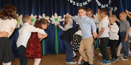 Powiększ grafikę: Na zdjęciu dzieci w wieku przedszkolnym podczas tańca Poloneza z okazji zakończenia roku przedszkolnego.