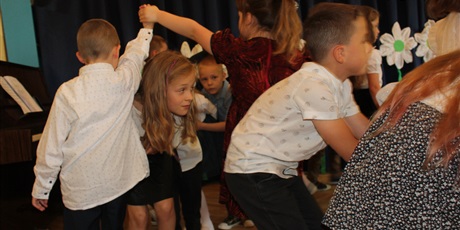 Powiększ grafikę: Na zdjęciu dzieci w wieku przedszkolnym podczas tańca Poloneza z okazji zakończenia roku przedszkolnego.