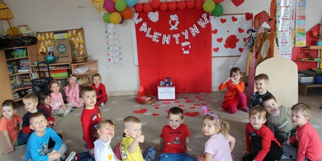 Powiększ grafikę: Na zdjęciu grupa dzieci  w wieku przedszkolnym podczas obchodów Walentynek