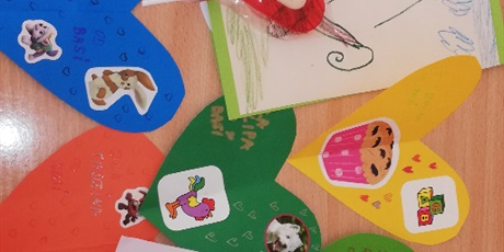 Powiększ grafikę: Kolorowe kartki wykonane przez dzieci z okazji Walentynek.