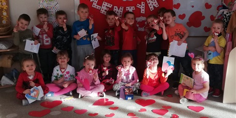 Powiększ grafikę: Na zdjęciu grupa dzieci  w wieku przedszkolnym podczas obchodów Walentynek.