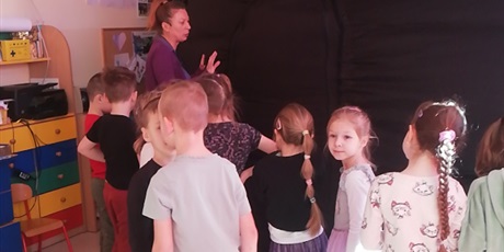 Powiększ grafikę: Na zdjęciu grupa dzieci podczas warszatów o kosmosie.
