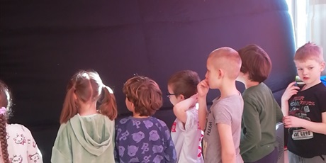Powiększ grafikę: Na zdjęciu grupa dzieci podczas warszatów o kosmosie