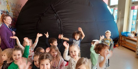Powiększ grafikę: Na zdjęciu grupa dzieci podczas warszatów o kosmosie