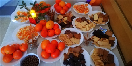 Powiększ grafikę: Na stole stoją pomarańcze oraz ciastka 
