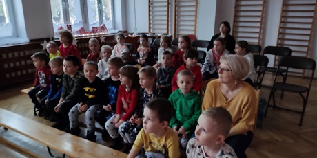 Powiększ grafikę: Na zdjęciu dzieci w wieku przedszkolny podczas występu jasełkowego dla dzieci z innego przedszkola