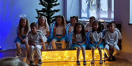 Powiększ grafikę: Na zdjęciu dzieci w wieku przedszkolny podczas występu jasełkowego dla dzieci z innego przedszkola.