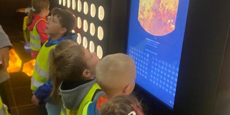 Powiększ grafikę: Grupa dzieci w wieku przedszkolnym w żółtych kamizelkach podczas wizyty w Muzeum Bursztynu.