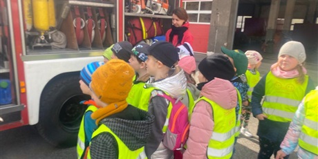 Powiększ grafikę: Na zdjęciu grupa dzieci w wieku przedszkolnym przed wozem strażackim .