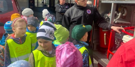 Powiększ grafikę: Na zdjęciu grupa dzieci w wieku przedszkolnym przed wozem strażackim .