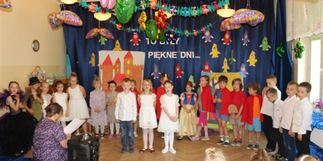 Powiększ grafikę: Na zdjęciu grupa dzieci w wieku przedszkolnym podczas występu Śpiąca Królewna