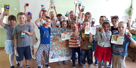 Powiększ grafikę: Na zdjęciu grupa dzieci w wieku przedszkolnym podczas wręczenia nagrody za udział w akcji rowerowy maj.