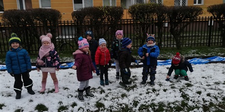 Powiększ grafikę: Dzieci w ieku przedszkolny podczas zimowych zabaw na placu 