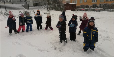 Powiększ grafikę: Dzieci w ieku przedszkolny podczas zimowych zabaw na placu 