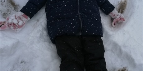 Powiększ grafikę: Dziecko na śniegu robi gwiazdę