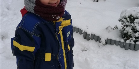 Powiększ grafikę: chłopiec podczas zabawa na śniegu