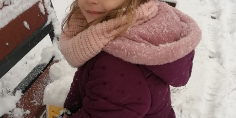 Powiększ grafikę: Dziewczynka poczas zabaw na śniegu na przedszkolnym placu zabaw