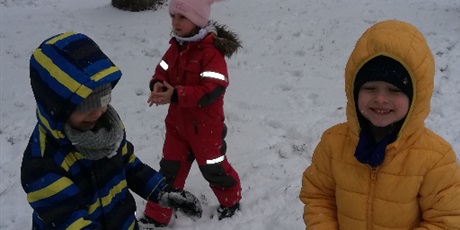 Powiększ grafikę: Dzieci w wieku przedszkolny podczas zimowych zabaw na placu 