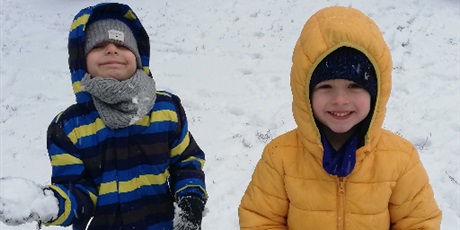 Powiększ grafikę: Dzieci w wieku przedszkolny podczas zimowych zabaw na placu 