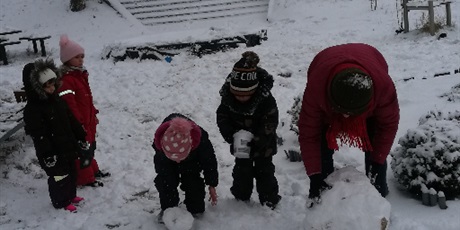 Powiększ grafikę: Dziecko podczas zabaw śnieżnych na przedszkolnym placu zabaw