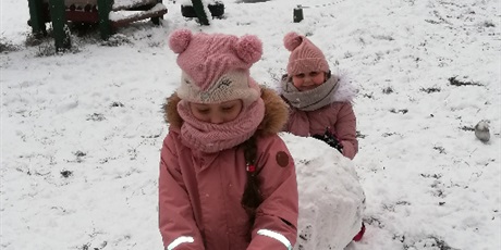 Powiększ grafikę: Dzieci podczas zabaw śnieżnych na przedszkolnym placu zabaw