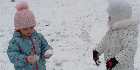 Powiększ grafikę: Dzieci podczas zabaw śnieżnych na przedszkolnym placu zabaw
