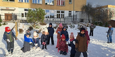 Powiększ grafikę: Na zdjęciu dzieci w wieku przedszkolnym podczas zabaw na śniegu.