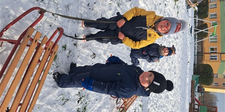Powiększ grafikę: Na zdjęciu dzieci w wieku przedszkolnym z sankami podczas zabaw na śniegu