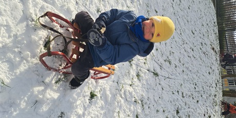 Powiększ grafikę: Na zdjęciu dzieci w wieku przedszkolnym podczas zabaw na śniegu