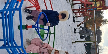 Powiększ grafikę: Na zdjęciu dzieci w wieku przedszkolnym podczas zabaw na śniegu