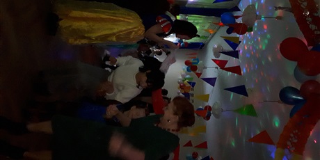 Powiększ grafikę: bal-karnawalowy-z-babcia-i-dziadkiem-w-wesolych-skrzatach-673166.jpg