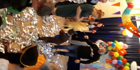 Powiększ grafikę: bal-karnawalowy-z-babcia-i-dziadkiem-w-wesolych-skrzatach-673170.jpg