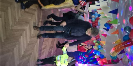 Powiększ grafikę: bal-karnawalowy-z-babcia-i-dziadkiem-w-wesolych-skrzatach-673184.jpg