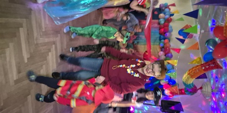 Powiększ grafikę: bal-karnawalowy-z-babcia-i-dziadkiem-w-wesolych-skrzatach-673185.jpg