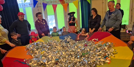 Powiększ grafikę: bal-karnawalowy-z-babcia-i-dziadkiem-w-wesolych-skrzatach-673190.jpg