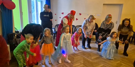 Powiększ grafikę: bal-karnawalowy-z-babcia-i-dziadkiem-w-wesolych-skrzatach-673193.jpg