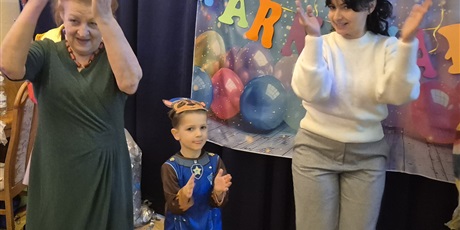 Powiększ grafikę: bal-karnawalowy-z-babcia-i-dziadkiem-w-wesolych-skrzatach-673194.jpg