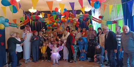 Powiększ grafikę: bal-karnawalowy-z-babcia-i-dziadkiem-w-wesolych-skrzatach-673197.jpg