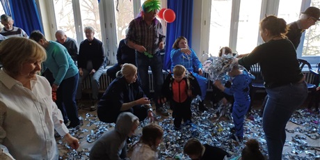 Powiększ grafikę: bal-karnawalowy-z-babcia-i-dziadkiem-w-wesolych-skrzatach-673199.jpg