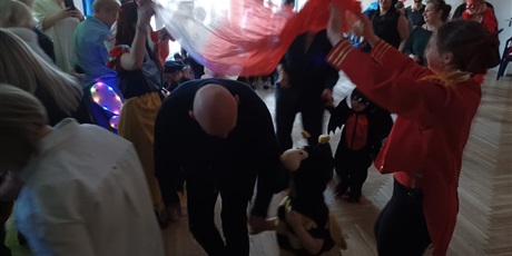 Powiększ grafikę: bal-karnawalowy-z-babcia-i-dziadkiem-w-wesolych-skrzatach-673202.jpg