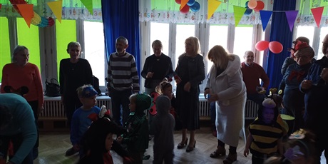 Powiększ grafikę: bal-karnawalowy-z-babcia-i-dziadkiem-w-wesolych-skrzatach-673216.jpg