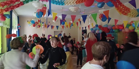 Powiększ grafikę: bal-karnawalowy-z-babcia-i-dziadkiem-w-wesolych-skrzatach-673217.jpg