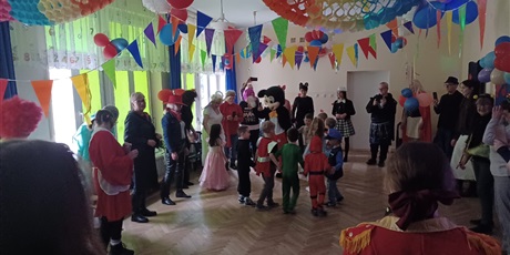 Powiększ grafikę: bal-karnawalowy-z-babcia-i-dziadkiem-w-wesolych-skrzatach-673225.jpg