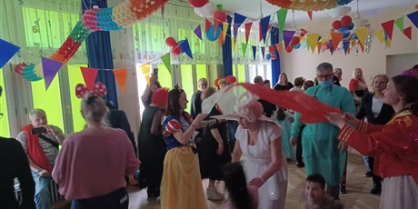 Powiększ grafikę: bal-karnawalowy-z-babcia-i-dziadkiem-w-wesolych-skrzatach-673229.jpg