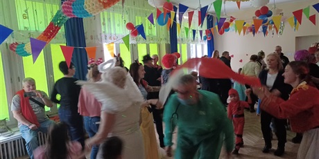 Powiększ grafikę: bal-karnawalowy-z-babcia-i-dziadkiem-w-wesolych-skrzatach-673230.jpg