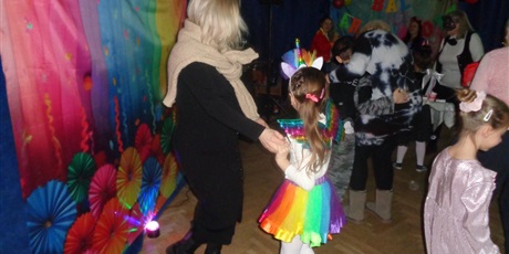 Powiększ grafikę: bal-karnawalowy-z-babcia-i-dziadkiem-w-wesolych-skrzatach-673640.jpg