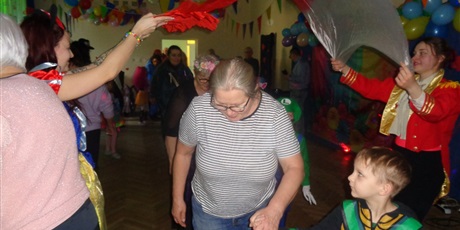 Powiększ grafikę: bal-karnawalowy-z-babcia-i-dziadkiem-w-wesolych-skrzatach-673645.jpg