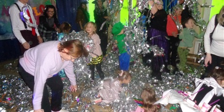 Powiększ grafikę: bal-karnawalowy-z-babcia-i-dziadkiem-w-wesolych-skrzatach-673648.jpg