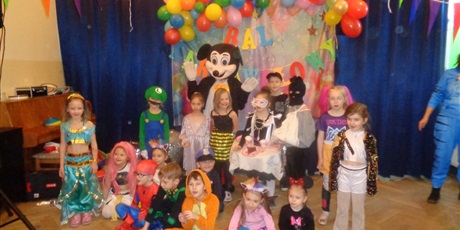 Powiększ grafikę: bal-karnawalowy-z-babcia-i-dziadkiem-w-wesolych-skrzatach-673650.jpg