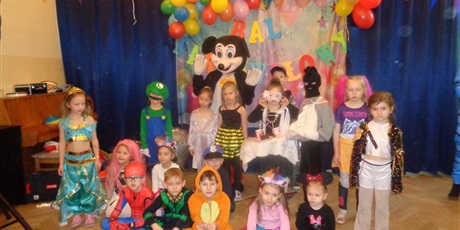 Powiększ grafikę: bal-karnawalowy-z-babcia-i-dziadkiem-w-wesolych-skrzatach-673651.jpg